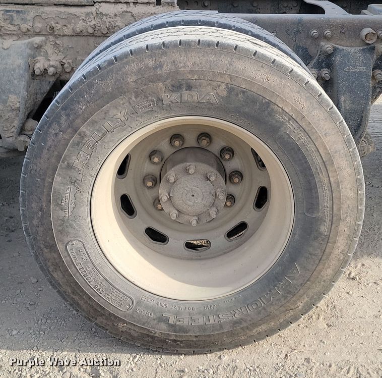 image for item KU9010 2004 Freightliner Columbia  semi truck