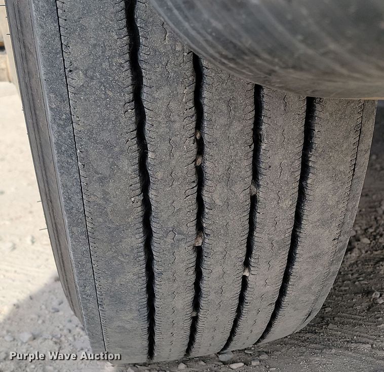 image for item KU9010 2004 Freightliner Columbia  semi truck