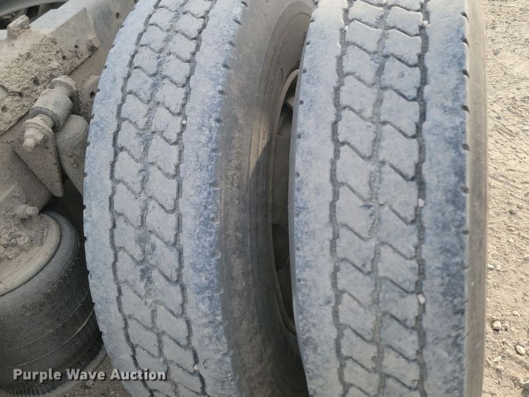 image for item KU9010 2004 Freightliner Columbia  semi truck