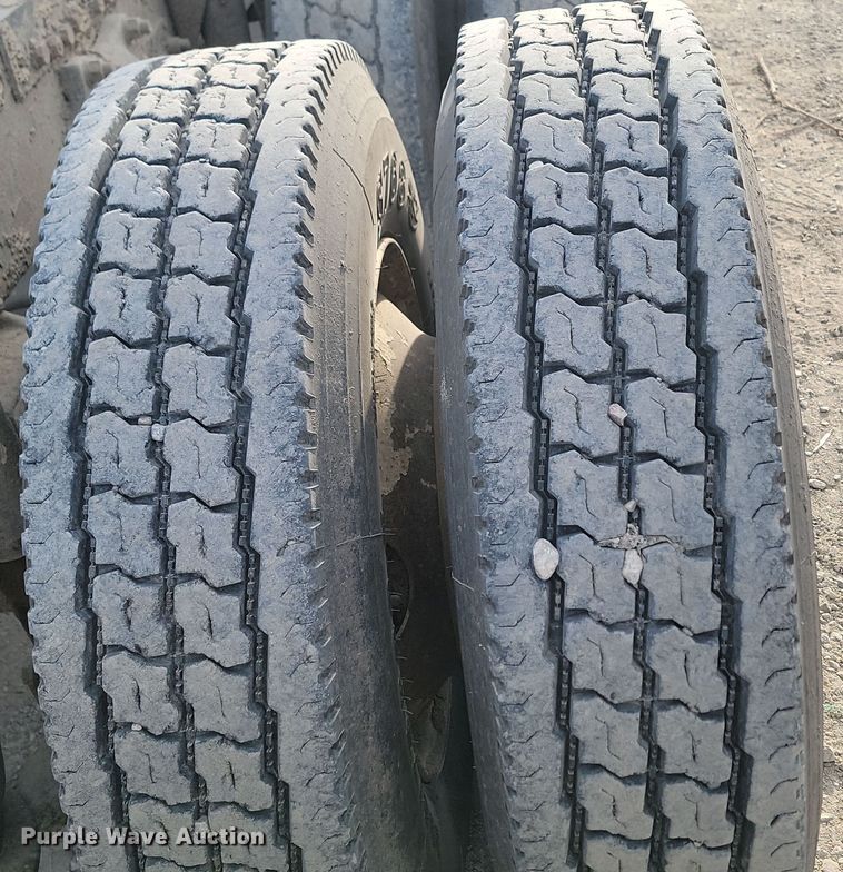 image for item KU9010 2004 Freightliner Columbia  semi truck