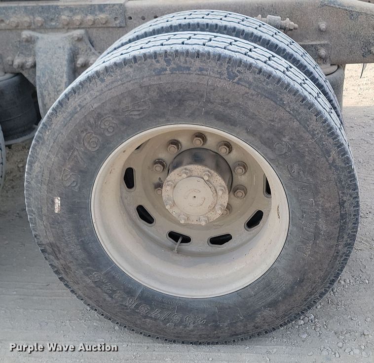 image for item KU9010 2004 Freightliner Columbia  semi truck