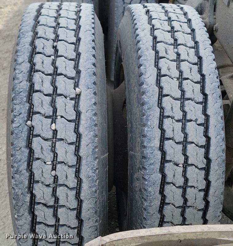 image for item KU9010 2004 Freightliner Columbia  semi truck