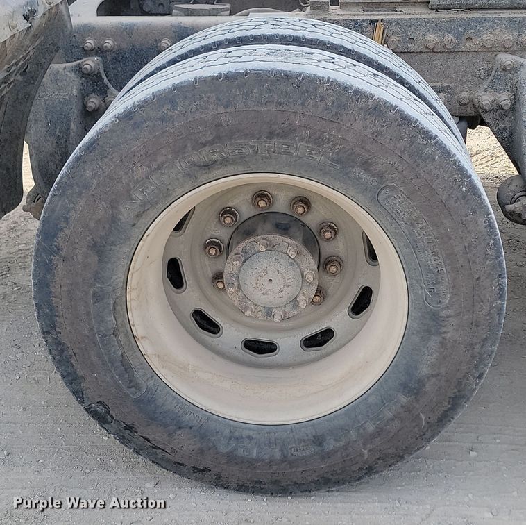 image for item KU9010 2004 Freightliner Columbia  semi truck