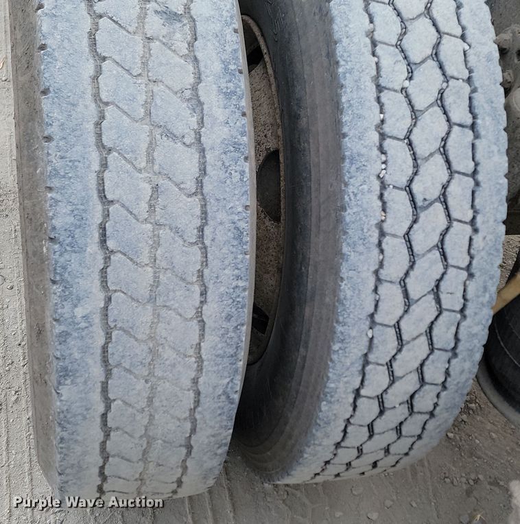 image for item KU9010 2004 Freightliner Columbia  semi truck