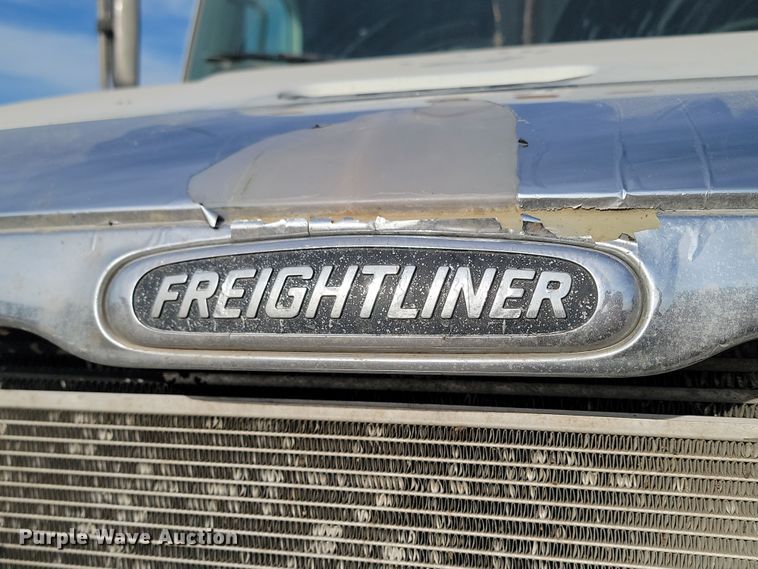 image for item KU9010 2004 Freightliner Columbia  semi truck