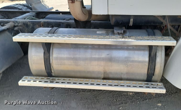 image for item KU9014 2002 Sterling AT9500  semi truck