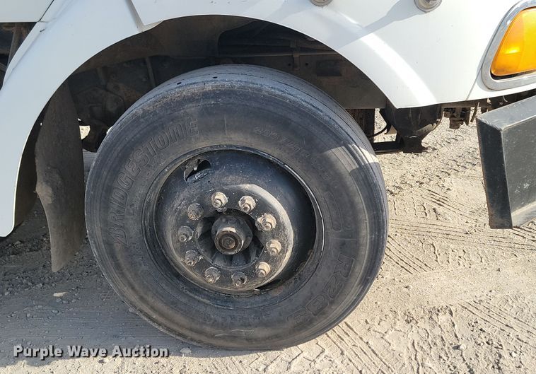 image for item KU9014 2002 Sterling AT9500  semi truck