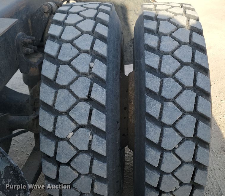 image for item KU9014 2002 Sterling AT9500  semi truck