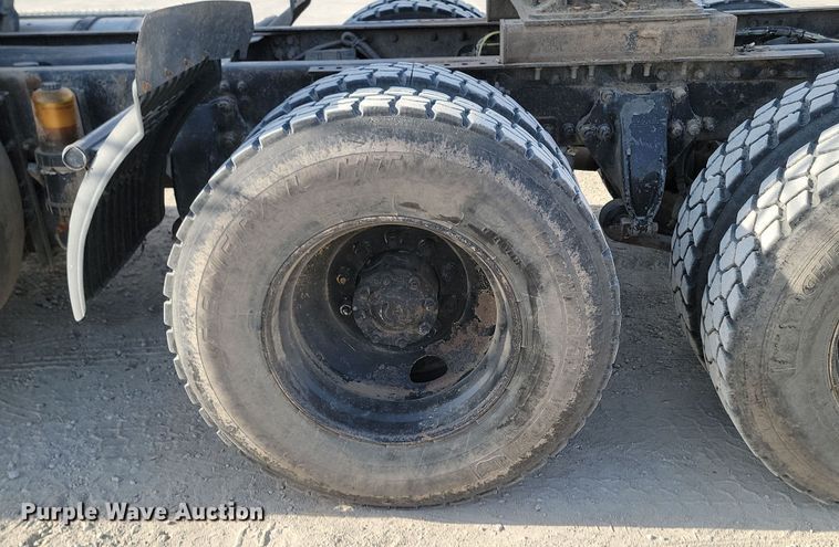 image for item KU9014 2002 Sterling AT9500  semi truck