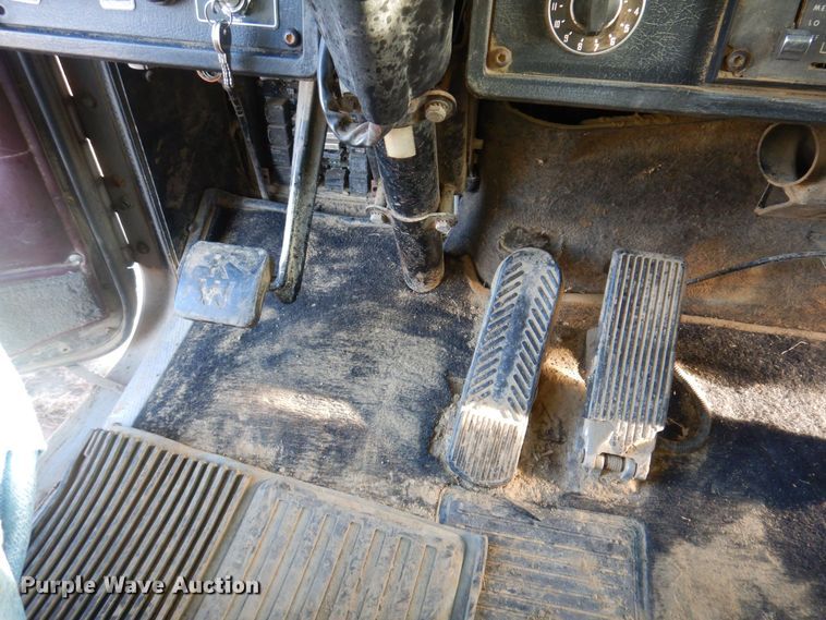 image for item LC9387 1996 Kenworth W900 semi truck