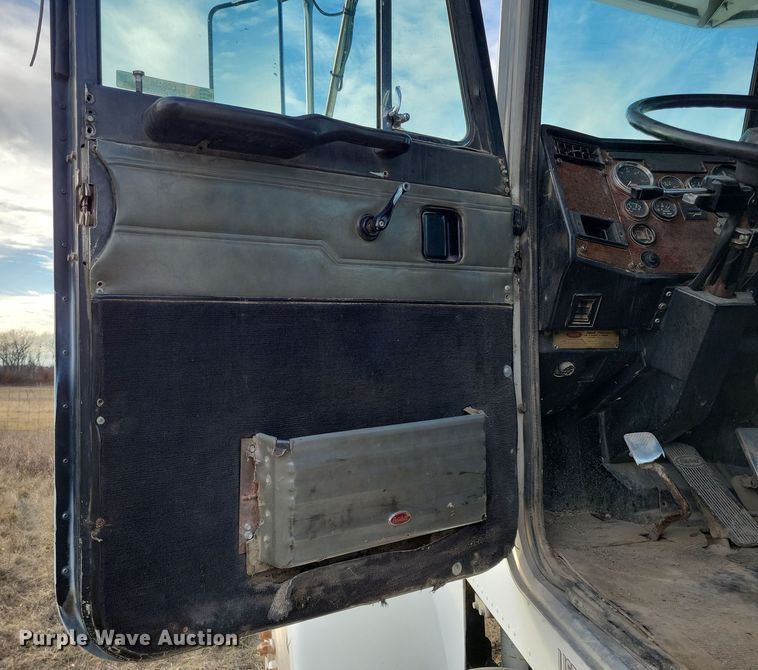 image for item LC9456 1996 Peterbilt 378  semi truck