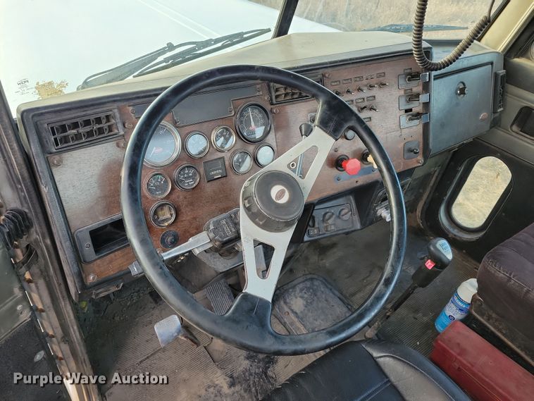 image for item LC9456 1996 Peterbilt 378  semi truck