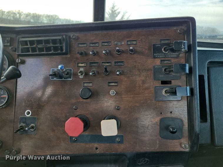 image for item LC9456 1996 Peterbilt 378  semi truck