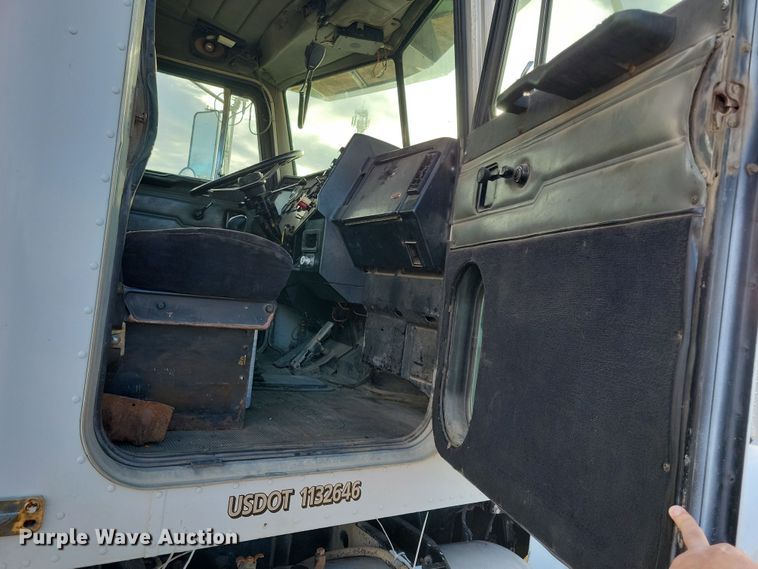 image for item LC9456 1996 Peterbilt 378  semi truck