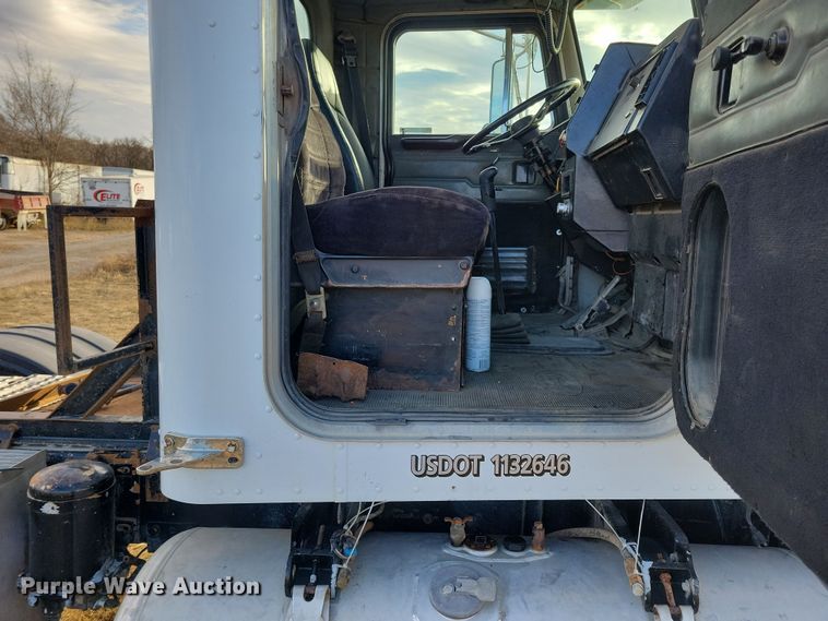 image for item LC9456 1996 Peterbilt 378  semi truck