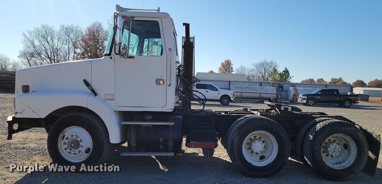 image for item LD9050 1993 WhiteGMC WGM  semi truck
