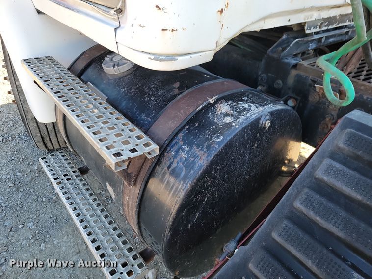 image for item LD9050 1993 WhiteGMC WGM  semi truck