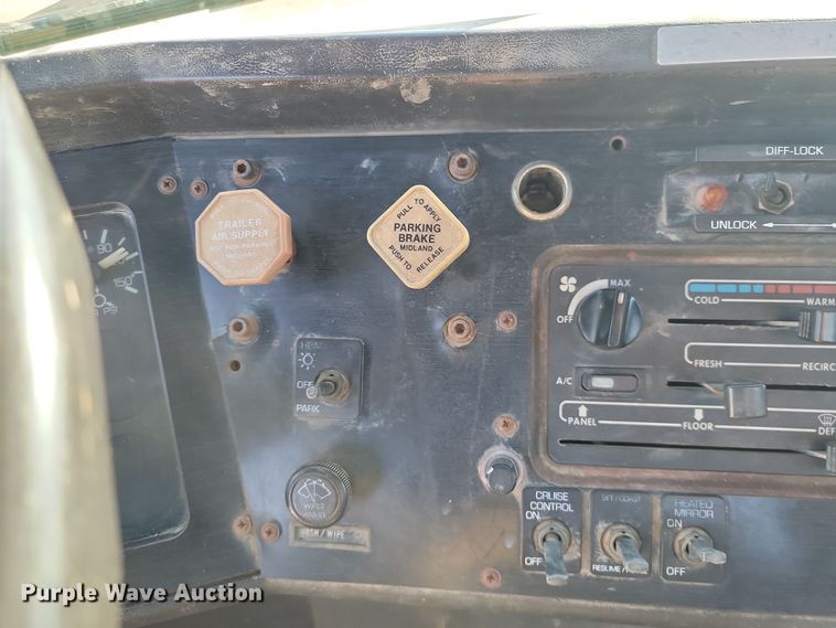 image for item LD9050 1993 WhiteGMC WGM  semi truck