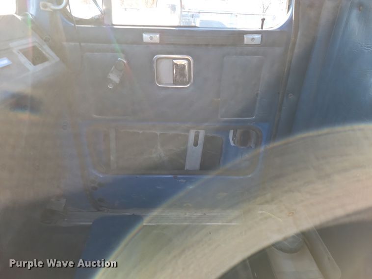 image for item LD9050 1993 WhiteGMC WGM  semi truck