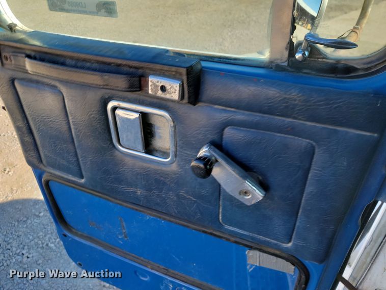 image for item LD9050 1993 WhiteGMC WGM  semi truck