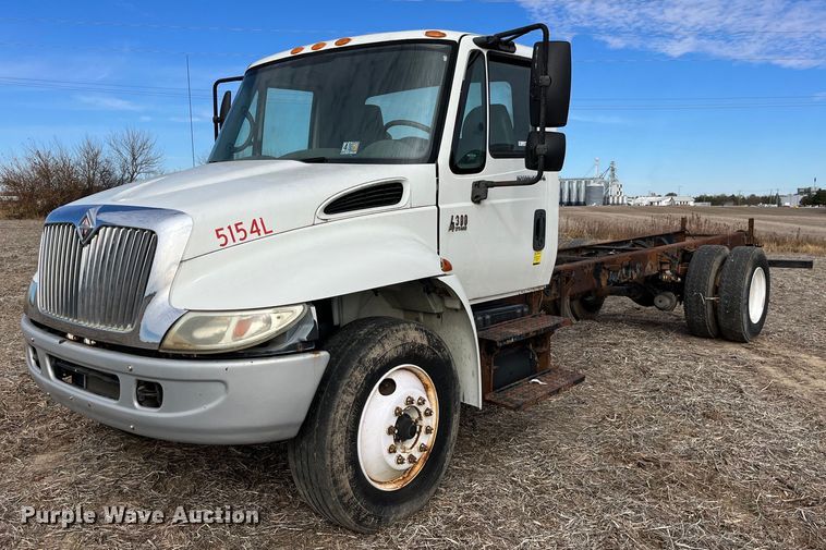 image for item LD9839 2003 International 4300  truck cab and chassis