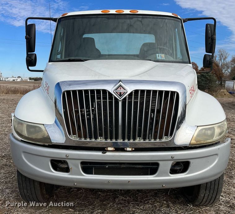 image for item LD9839 2003 International 4300  truck cab and chassis