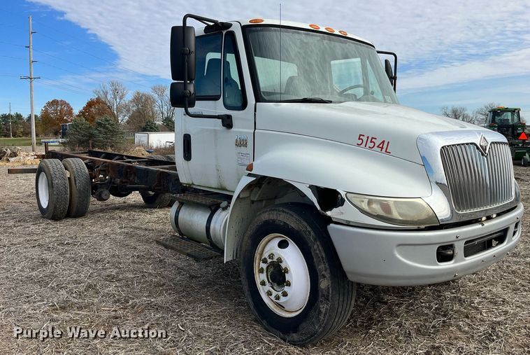 image for item LD9839 2003 International 4300  truck cab and chassis