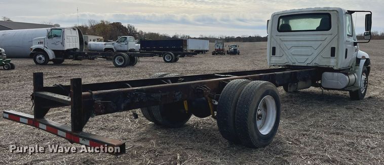 image for item LD9839 2003 International 4300  truck cab and chassis