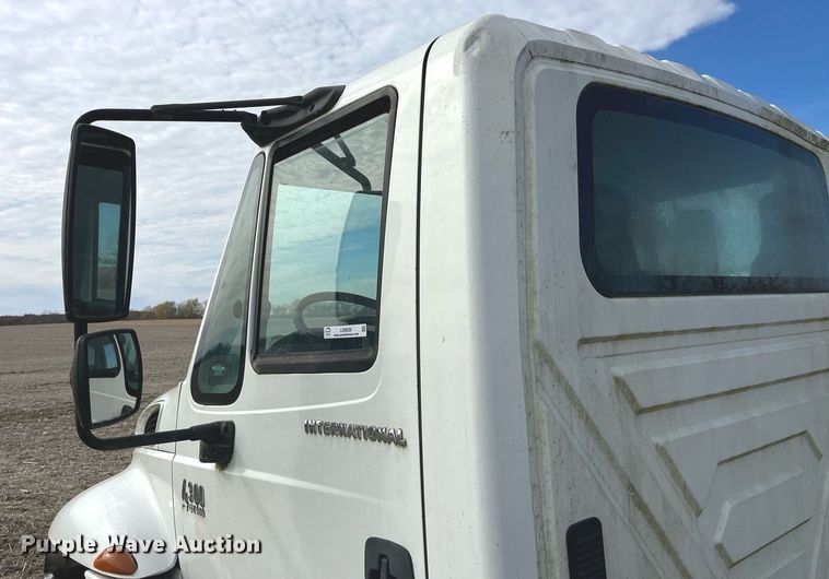 image for item LD9839 2003 International 4300  truck cab and chassis