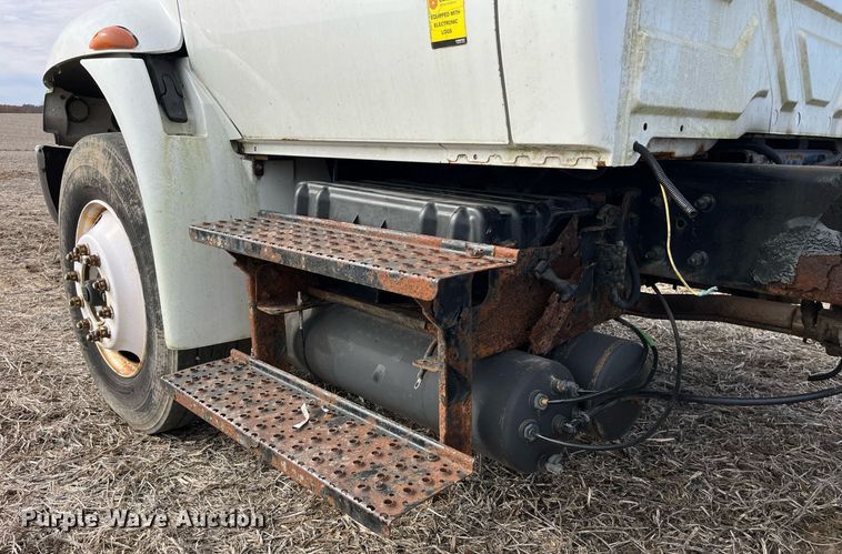 image for item LD9839 2003 International 4300  truck cab and chassis