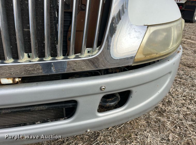 image for item LD9839 2003 International 4300  truck cab and chassis