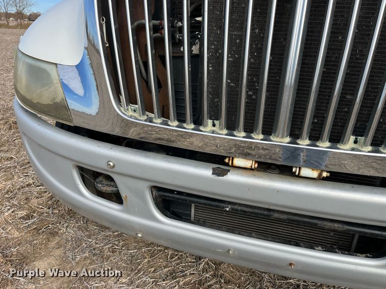 image for item LD9839 2003 International 4300  truck cab and chassis