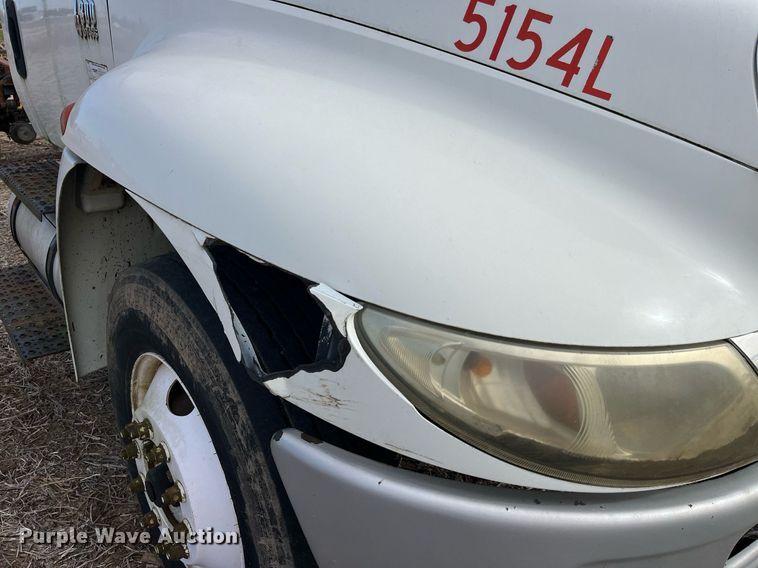 image for item LD9839 2003 International 4300  truck cab and chassis