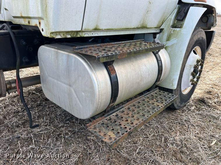 image for item LD9839 2003 International 4300  truck cab and chassis