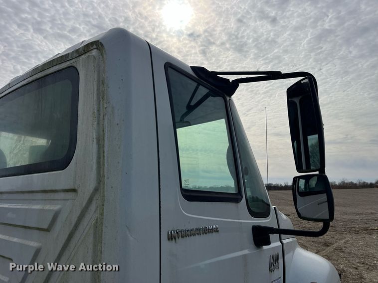 image for item LD9839 2003 International 4300  truck cab and chassis