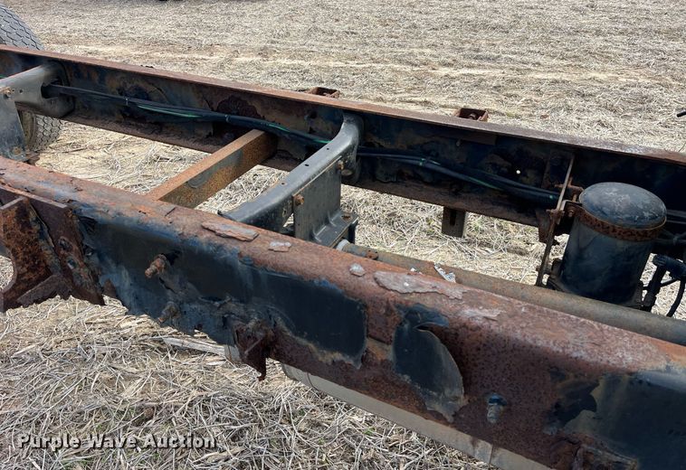 image for item LD9839 2003 International 4300  truck cab and chassis