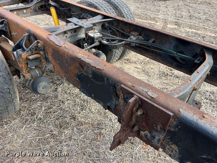 image for item LD9839 2003 International 4300  truck cab and chassis