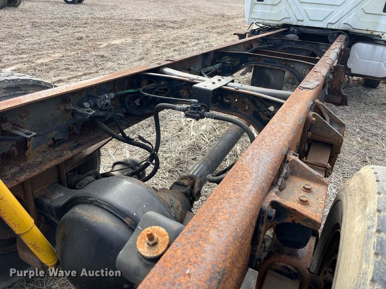 image for item LD9839 2003 International 4300  truck cab and chassis