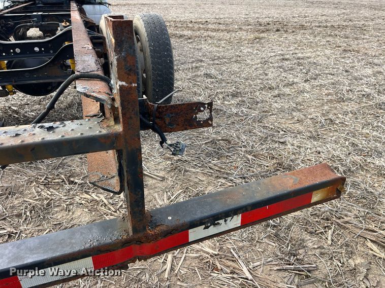 image for item LD9839 2003 International 4300  truck cab and chassis