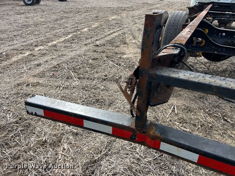 image for item LD9839 2003 International 4300  truck cab and chassis