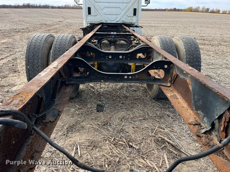 image for item LD9839 2003 International 4300  truck cab and chassis