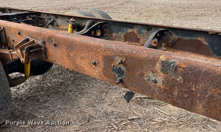 image for item LD9839 2003 International 4300  truck cab and chassis