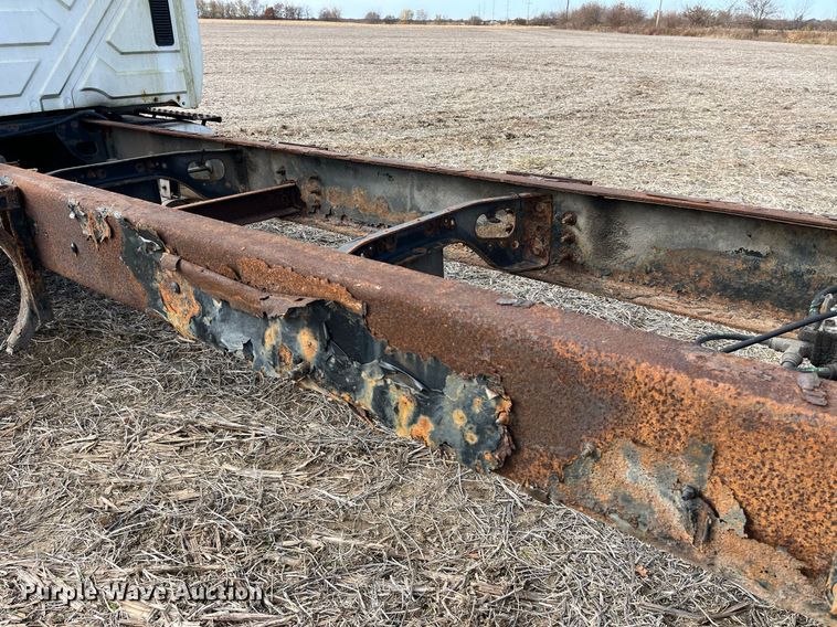 image for item LD9839 2003 International 4300  truck cab and chassis