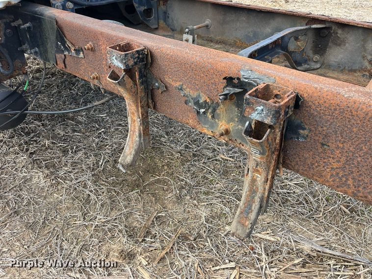 image for item LD9839 2003 International 4300  truck cab and chassis