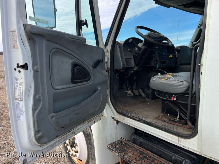 image for item LD9839 2003 International 4300  truck cab and chassis