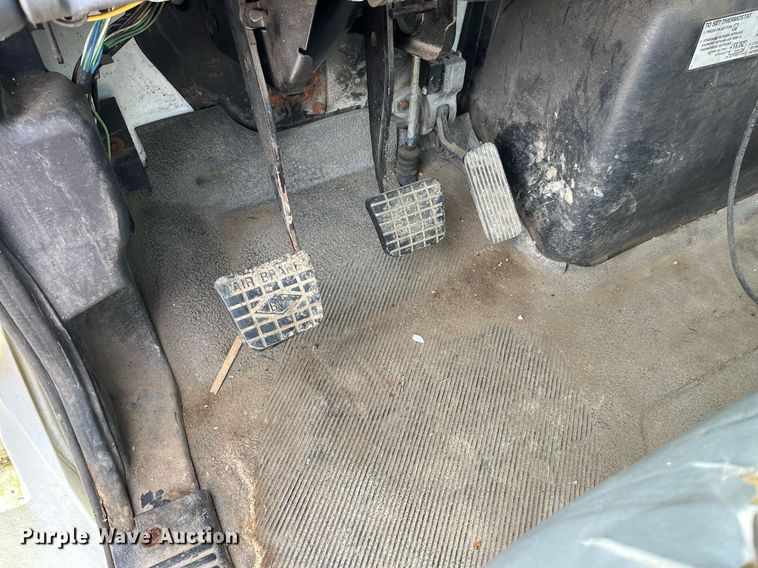 image for item LD9839 2003 International 4300  truck cab and chassis