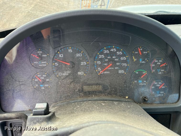 image for item LD9839 2003 International 4300  truck cab and chassis