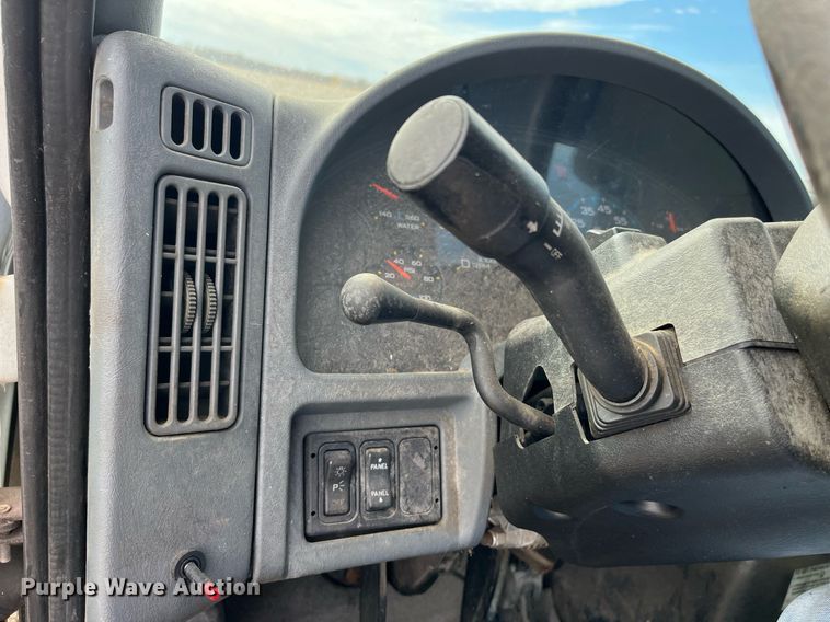 image for item LD9839 2003 International 4300  truck cab and chassis