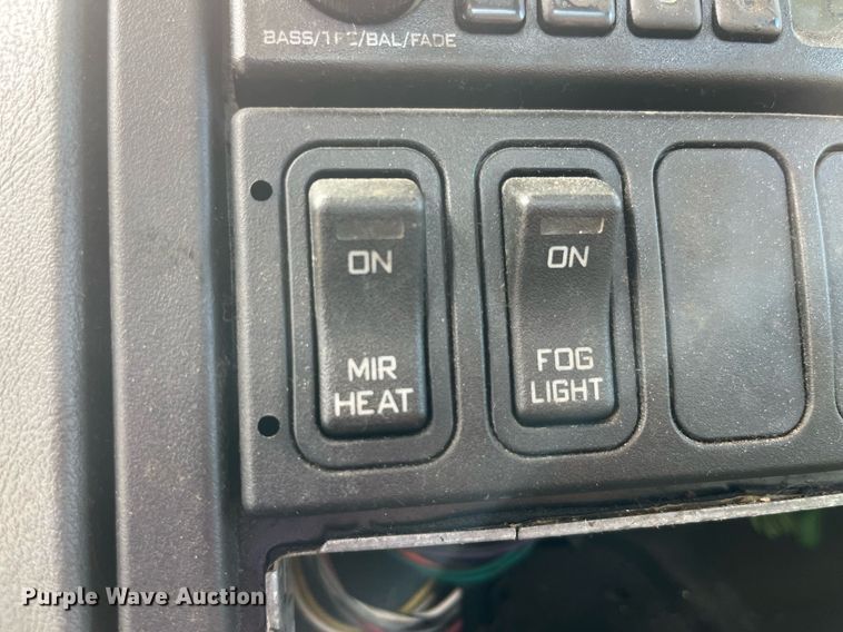 image for item LD9839 2003 International 4300  truck cab and chassis