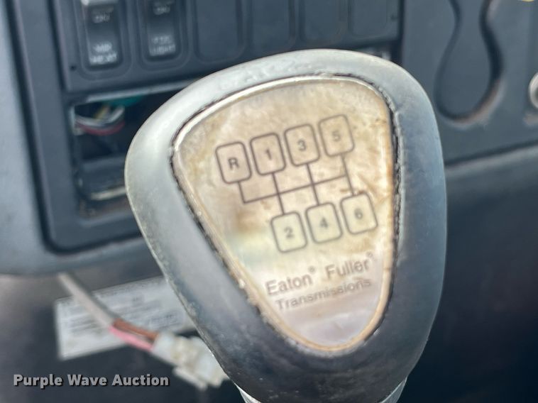 image for item LD9839 2003 International 4300  truck cab and chassis